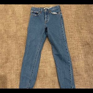 cute levi jeans
never worn in perfect condition
no sign of wear
high waisted
